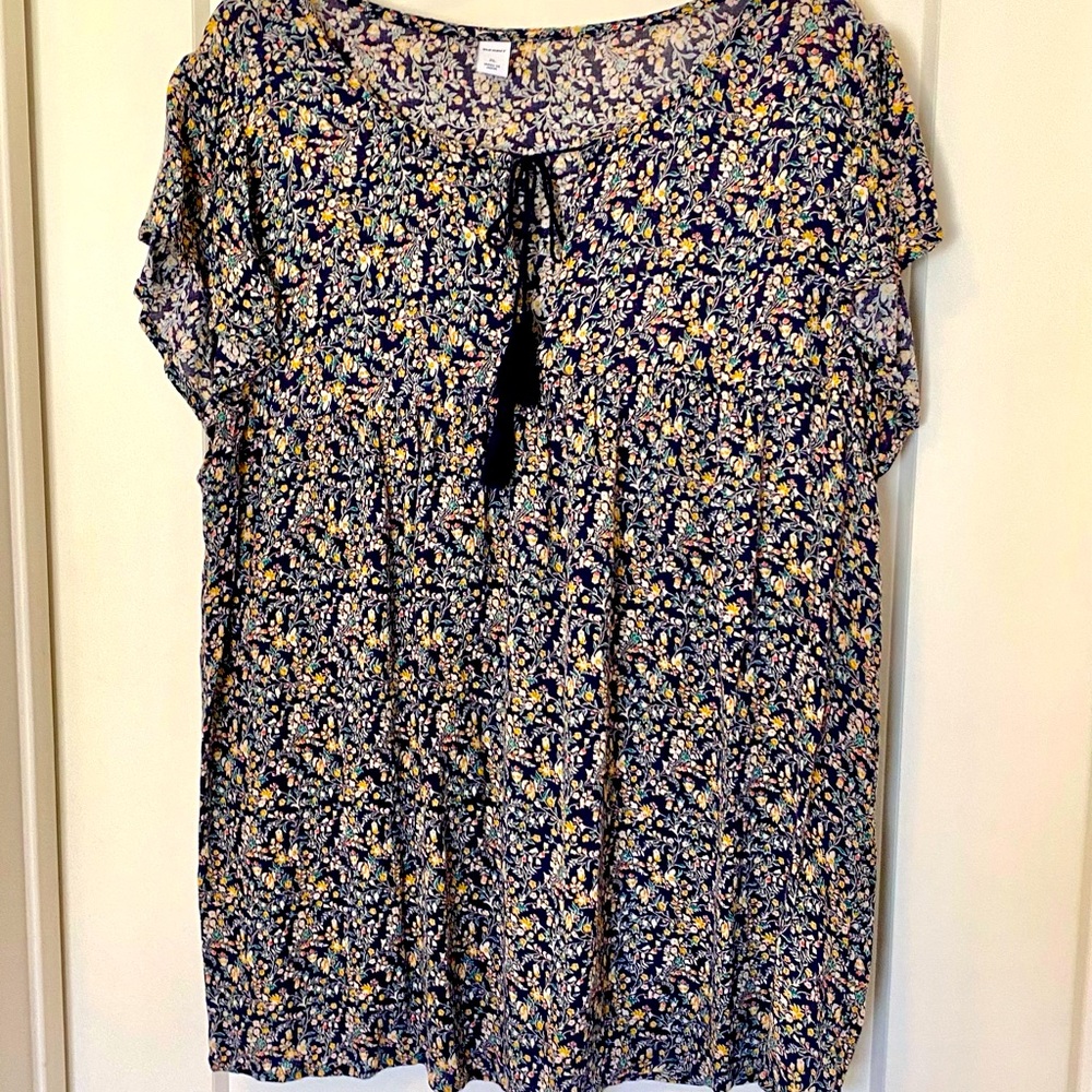 Old Navy Floral Flutter-Sleeve Top with Tie-neck in Blue, size XL.